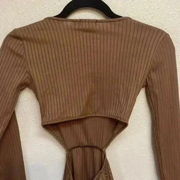 Brand new! PRETTYLITTLETHING Women’s Ribbed Dress w/ back cut out - Picture 6 of 9